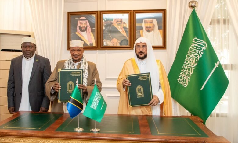 وزير الشؤون الإسلامية ومفتي جمهورية تنزانيا يوقعان مذكرة تفاهم في مجالات الشؤون الإسلامية