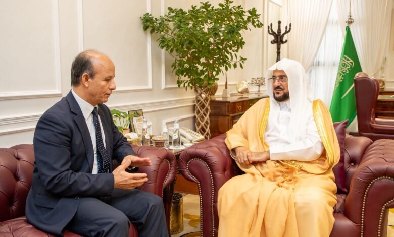 وزير الشؤون الإسلامية يستقبل في مكتبه بجدة اليوم، مدير مكتب مؤسسة الأهرام الصحفية بالمملكة