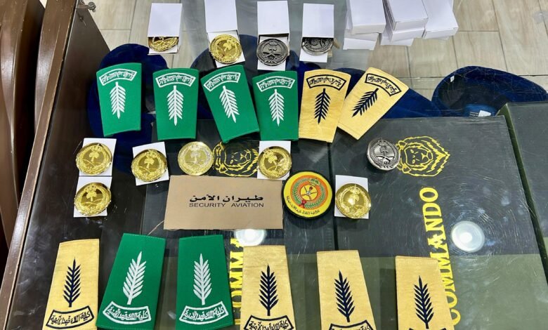 اللجنة الأمنية بإمارة الرياض تغلق ثلاثة محال مخالفة لنظام بيع وخياطة الملابس العسكرية وتصادر عددًا من الرتب والشعارات العسكرية المخالفة