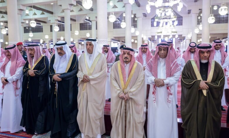 سمو أمير منطقة الرياض يؤدي صلاة الميت على صاحب السمو الأمير فهد بن سعود بن محمد بن مقرن المشاري آل سعود -رحمه الله-