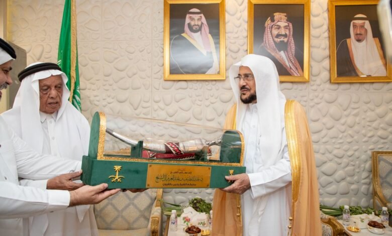 وزير الشؤون الإسلامية يزور الشيخ يحيى بن علي بالقرون شيخ قبيلة الأحلاف بمحافظة قلوة