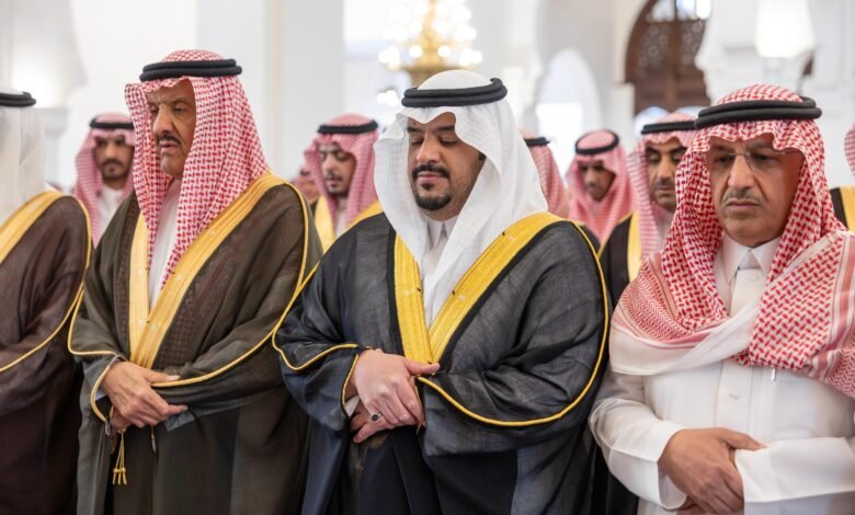 سمو نائب أمير منطقة الرياض يؤدي صلاة الميت على إبراهيم البنيان -رحمه الله-