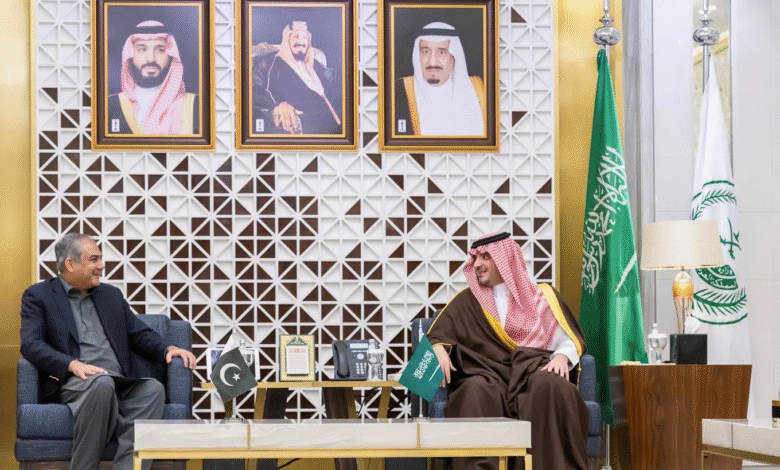الأمير عبدالعزيز بن سعود يستقبل وزير الداخلية وزير مكافحة المخدرات بجمهورية باكستان الإسلامية