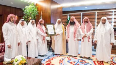 وزير الشؤون الإسلامية يتسلّم وسام خدمة القرآن الكريم لعام 2025م من جمهورية قرغيزستان تقديراً لجهوده في دعم كتاب الله وخدمة أهله