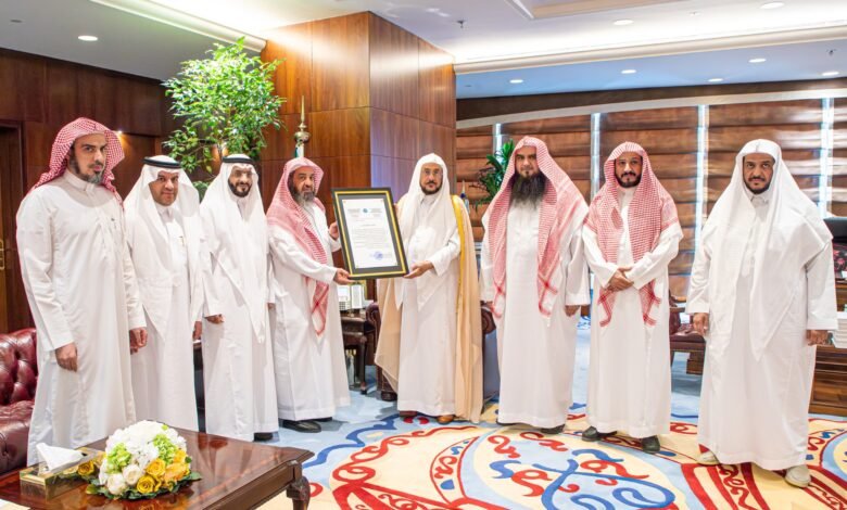 وزير الشؤون الإسلامية يتسلّم وسام خدمة القرآن الكريم لعام 2025م من جمهورية قرغيزستان تقديراً لجهوده في دعم كتاب الله وخدمة أهله