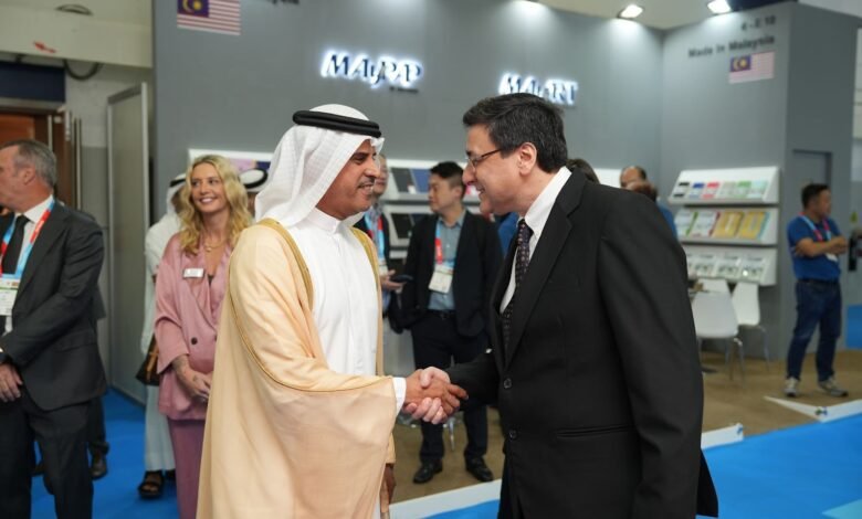 بطي سعيد الكندي يفتتح فعاليات معرضي « بايبروورلد ميدل إيست» و«الهدايا ولايفستايل ميدل إيست» 2025 