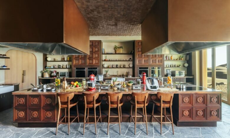 احتفاء بالمذاق والفخامة: الشيف الحائزة على نجمة ميشلان جوليا كومب تقدم تجربة طهي عالمية في منتجع سيكس سينسيز الكثبان الجنوبية