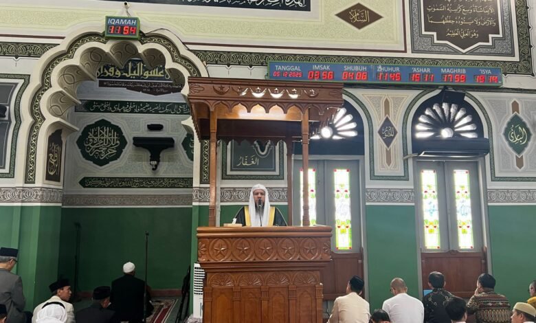 وزارة الشؤون الإسلامية تقيم خطبة الجمعة في جامع الأزهر بجاكرتا حول فضل كلمة التوحيد وعِظَم نعمة “لا إله إلا الله”