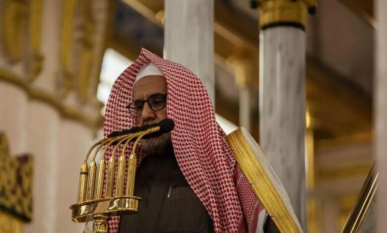 إمام وخطيب المسجد النبوي الشيخ حسين آل الشيخ : آية الكرسي فيها براهين التوحيد على أكمل الوجوه وأتمها، واشتملت على معان تدل على كمال الله وجلاله وجماله