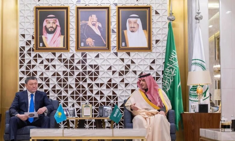 الأمير عبدالعزيز بن سعود يستقبل وزير الشؤون الداخلية بجمهورية كازاخستان