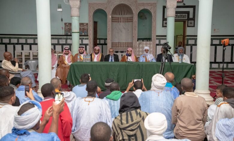 ضمن برنامج زيارة أئمة الحرمين الذي تنظمه وزارة الشؤون الإسلامية والدعوة والإرشاد: *إمام المسجد النبوي يلتقي العلماء ويزور مؤسسات دينية في نواكشوط