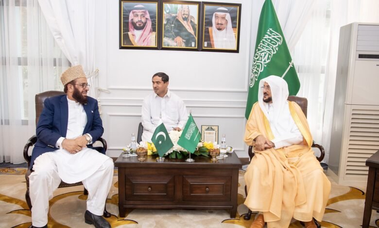 وزير الشؤون الإسلامية يستقبل وزير الشؤون الدينية والوئام بين الأديان في باكستان