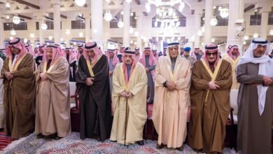 سمو أمير منطقة الرياض يؤدي صلاة الميت على صاحب السمو الأمير بندر بن عبدالله آل عبدالرحمن آل سعود وصاحبة السمو الأميرة موضي بنت عبدالله بن فهد بن فيصل بن فرحان آل سعود