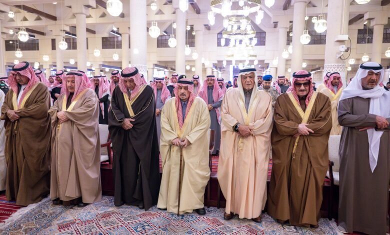 سمو أمير منطقة الرياض يؤدي صلاة الميت على صاحب السمو الأمير بندر بن عبدالله آل عبدالرحمن آل سعود وصاحبة السمو الأميرة موضي بنت عبدالله بن فهد بن فيصل بن فرحان آل سعود