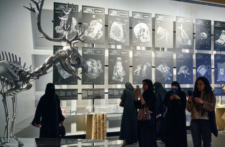 مركز الدرعية لفنون المستقبل يفتتح معرض «من الأرض: من تكنولوجيات أرضية إلى بيولوجيات حاسوبية»