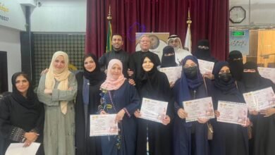 “خيوط الزمن”.. إبداعات تشكيلية توثق هوية الأزياء عبر الزمن