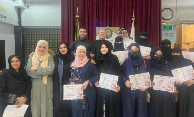 “خيوط الزمن”.. إبداعات تشكيلية توثق هوية الأزياء عبر الزمن