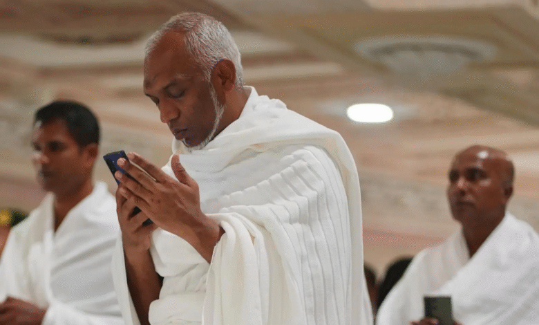 رئيس جمهورية المالديف يؤدي مناسك العمرة