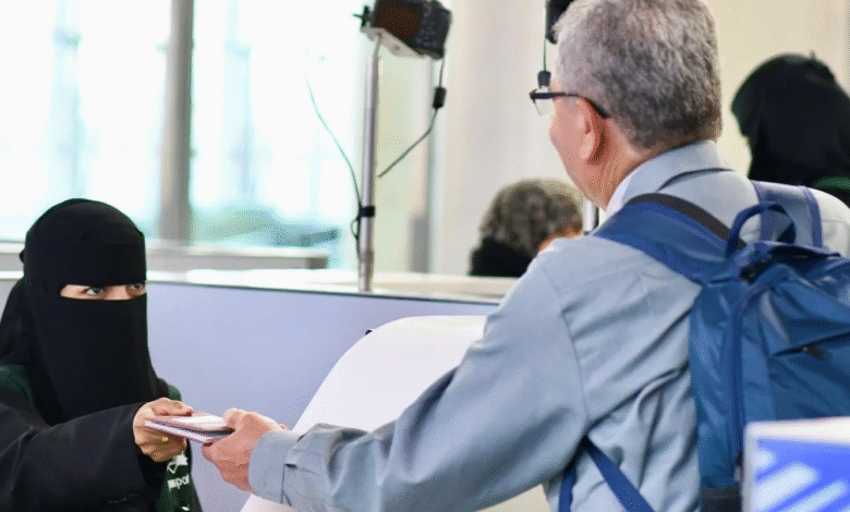 الجوازات بمطار الأمير محمد بن عبدالعزيز تستقبل أولى رحلات ضيوف الرحمن من جمهورية تركيا القادمين لأداء فريضة الحج لعام 1447هـ