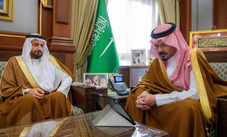 أمير منطقة المدينة المنورة يستقبل وزير الحج والعمرة