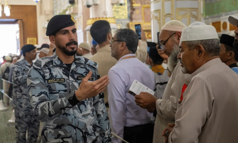 إدارة حركة المشاة في المنطقة المركزية بالمدينة المنورة.. خطط ميدانية لتنظيم الحشود خلال أوقات الذروة