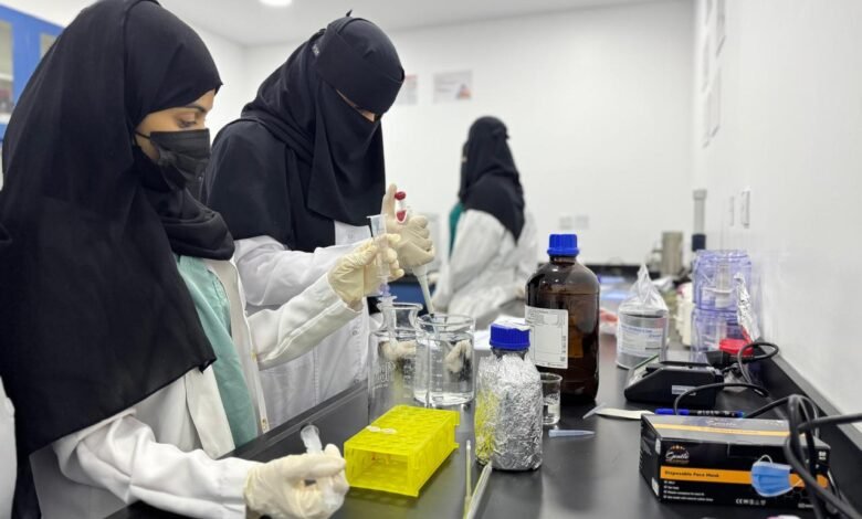خلال شهر .. أمانة الاحساء تُصدر 2146 " شهادة صحية " وتُجري 849 فحصاً مخبرياً للأغذية
